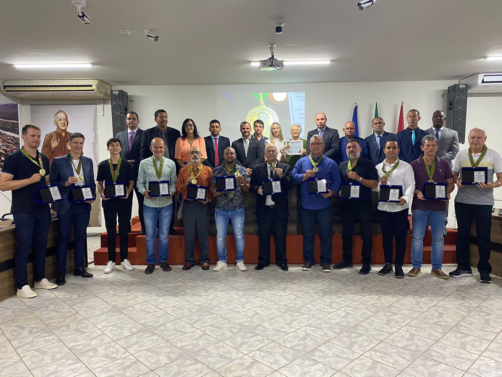 Câmara Entrega Medalha Germano Fick ao Homem Empreendedor